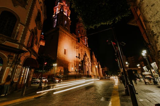 Stunning night view of cathedral in León, Mexico captured under city lights.