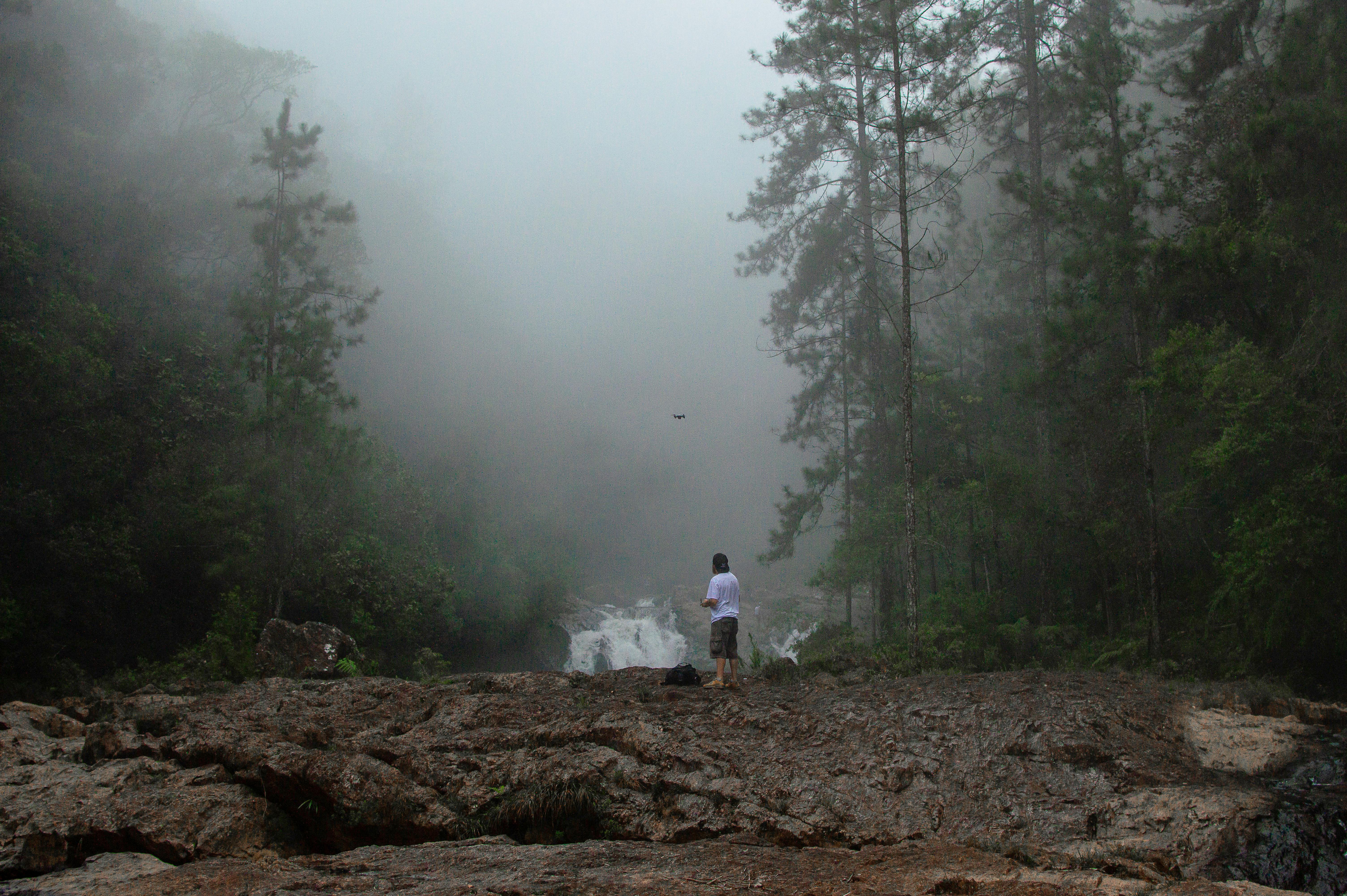大雾森林中，一位孤独的探险家的大气镜头捕捉到了冒险的本质