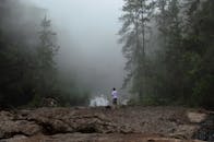 大雾森林中，一位孤独的探险家的大气镜头捕捉到了冒险的本质