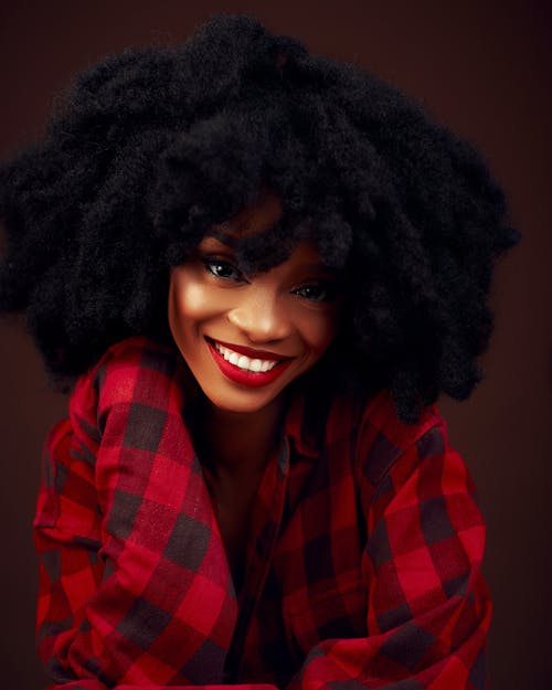 Afro, dikey atış, gülümsemek içeren Ücretsiz stok fotoğraf