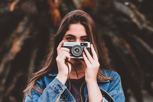 Základová fotografie zdarma na téma analogový fotoaparát, atraktivní, bunda