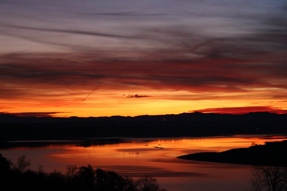 Ilmainen kuvapankkikuva tunnisteilla auringonnousu, auringonnousun värit, varhain auringonnousu