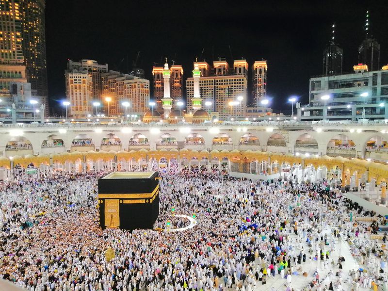 Ka'bah dikelilingi ribuan jamaah pada malam hari