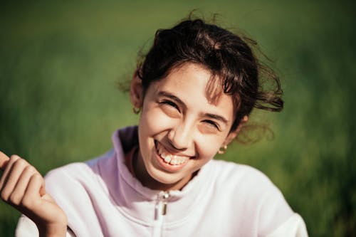 Základová fotografie zdarma na téma brunetka, holka, roztomilý