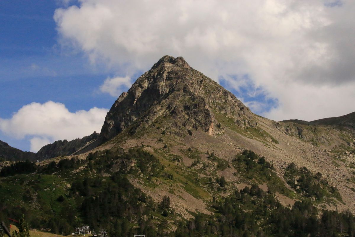 Creasta stâncoasă a Pico de Ordino sub cerul senin al Andorrei