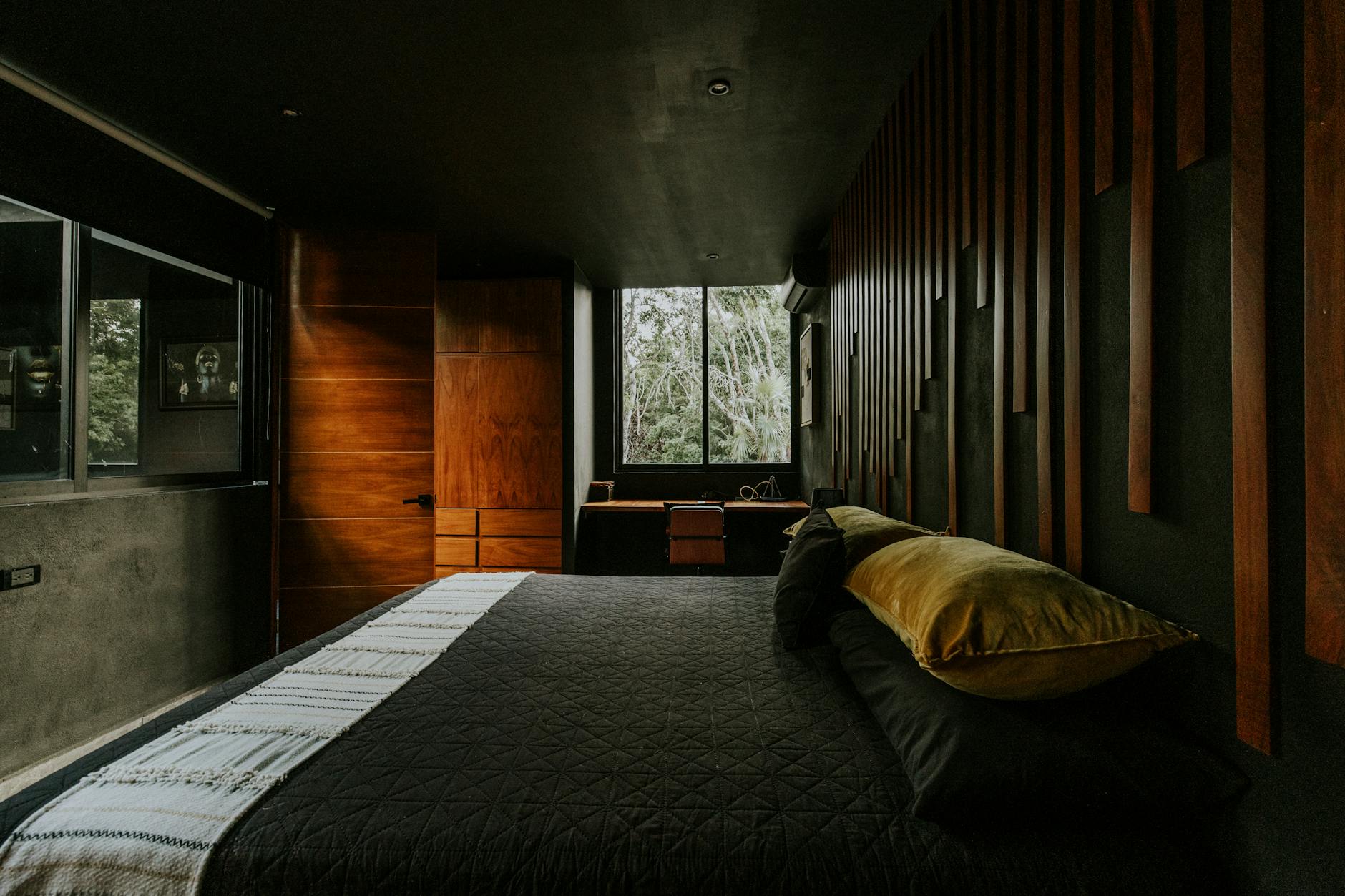 Modern bir evin salonunda 2026 dekorasyon trendlerini yansıtan şık ve sofistike koyu kahverengi duvar boyası uygulaması.