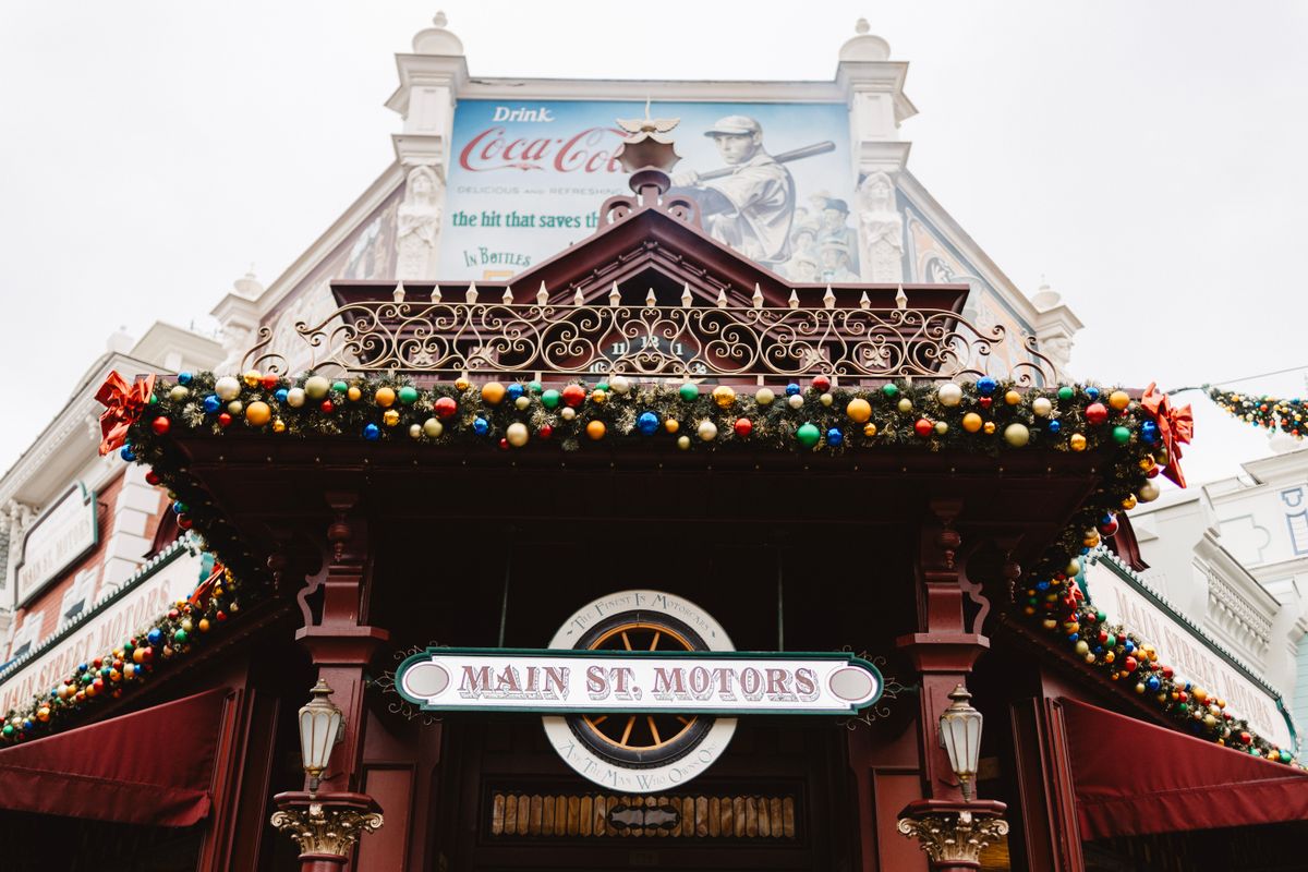 Intrarea Main Street Motors la Disneyland Paris