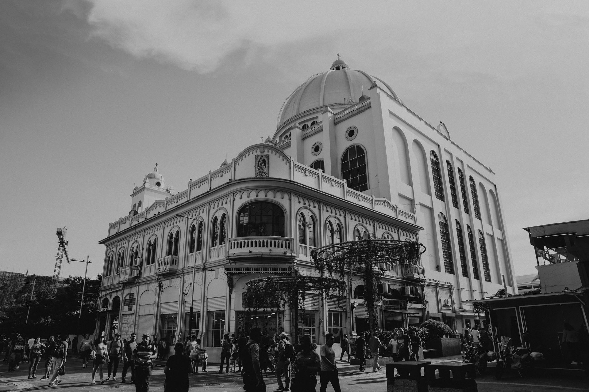 Majestic black and white view of a prominent cathedral in San Salvador, buzzing with activity.