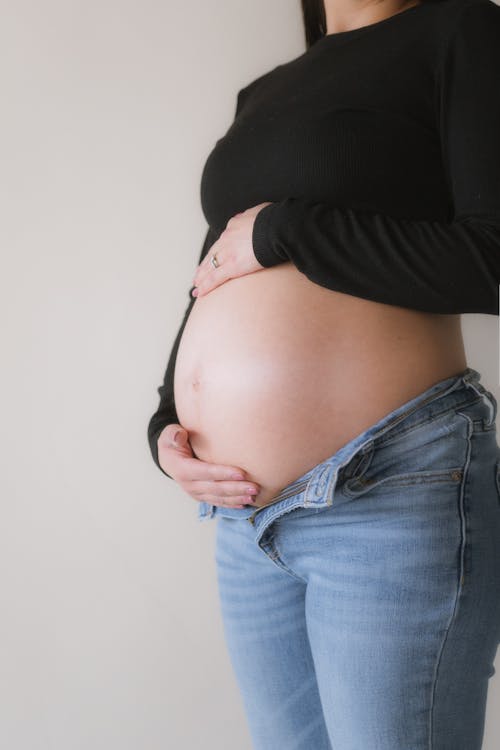 Kostenloses Stock Foto zu erwartung, frau, jeans