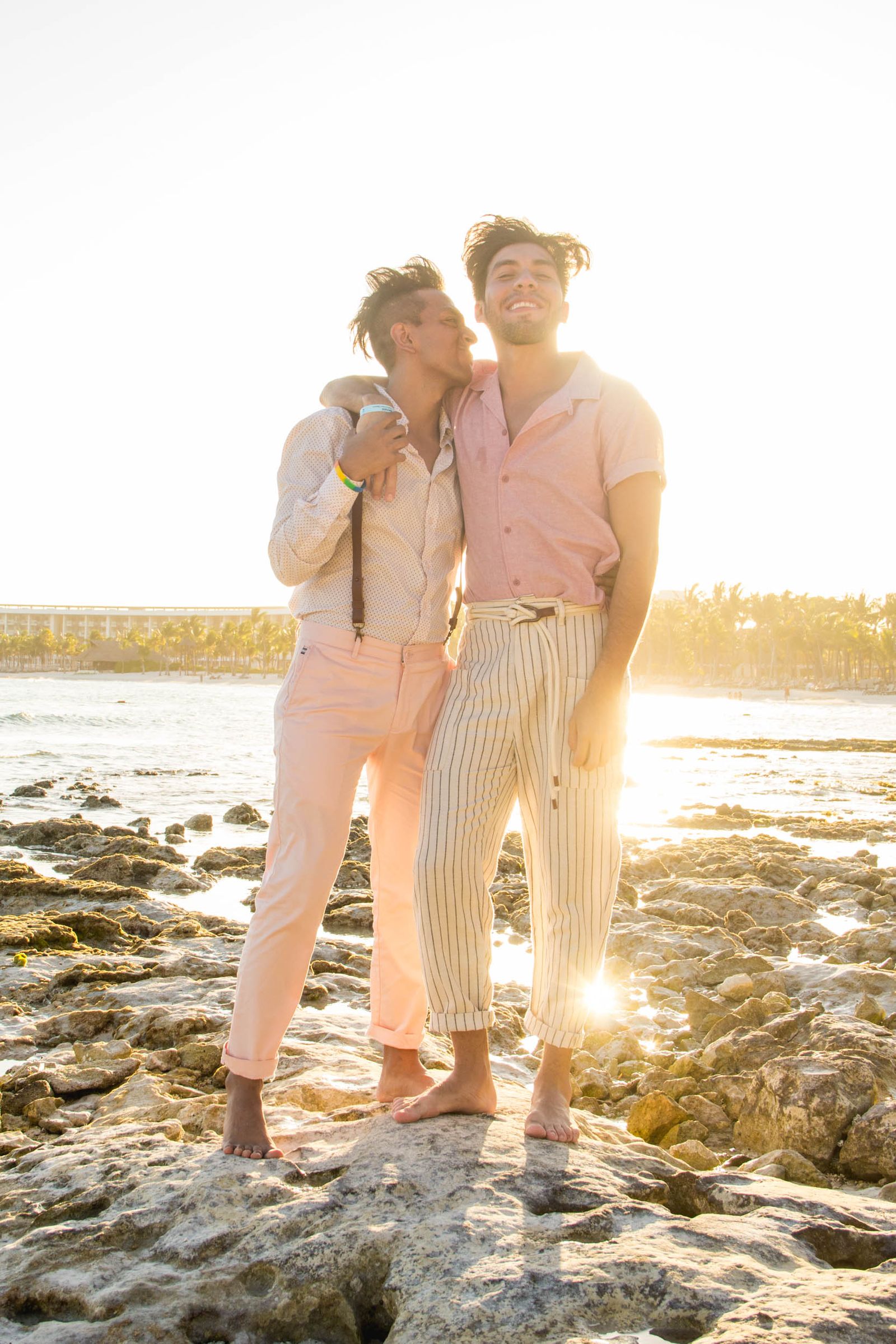 LGBTQ freundliches Reisen als Paar am Meer