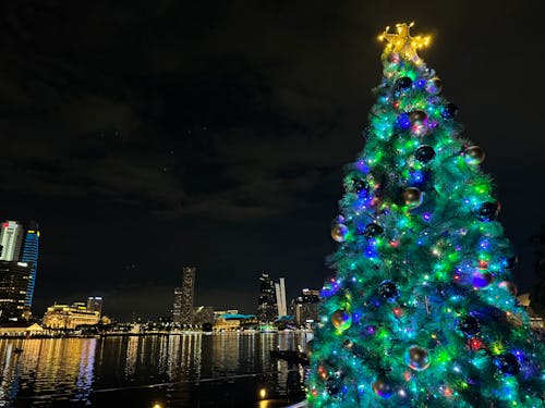 Gratis lagerfoto af byen om natten, jul, julekugler