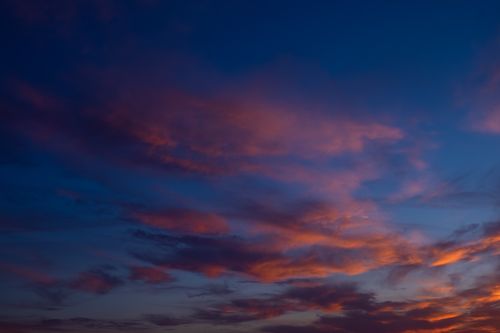 Free Vibrant clouds and colorful sky create a stunning sunset view, perfect for scenic and atmospheric photography. Stock Photo
