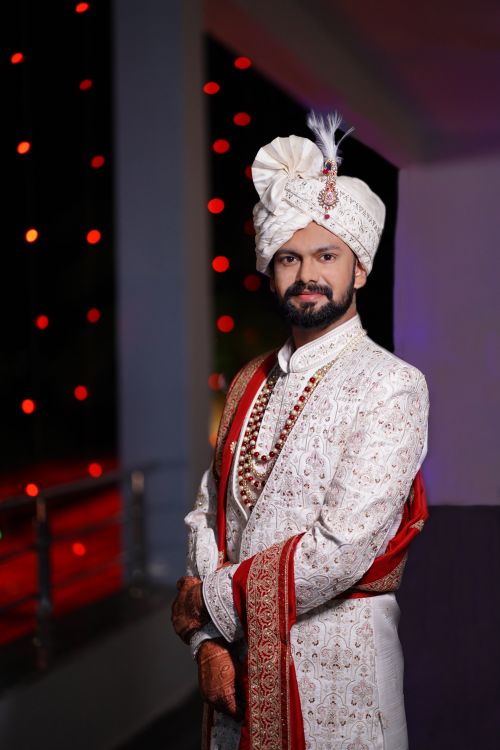 Free Portrait of an Indian groom in traditional clothing with a turban, exuding elegance. Stock Photo