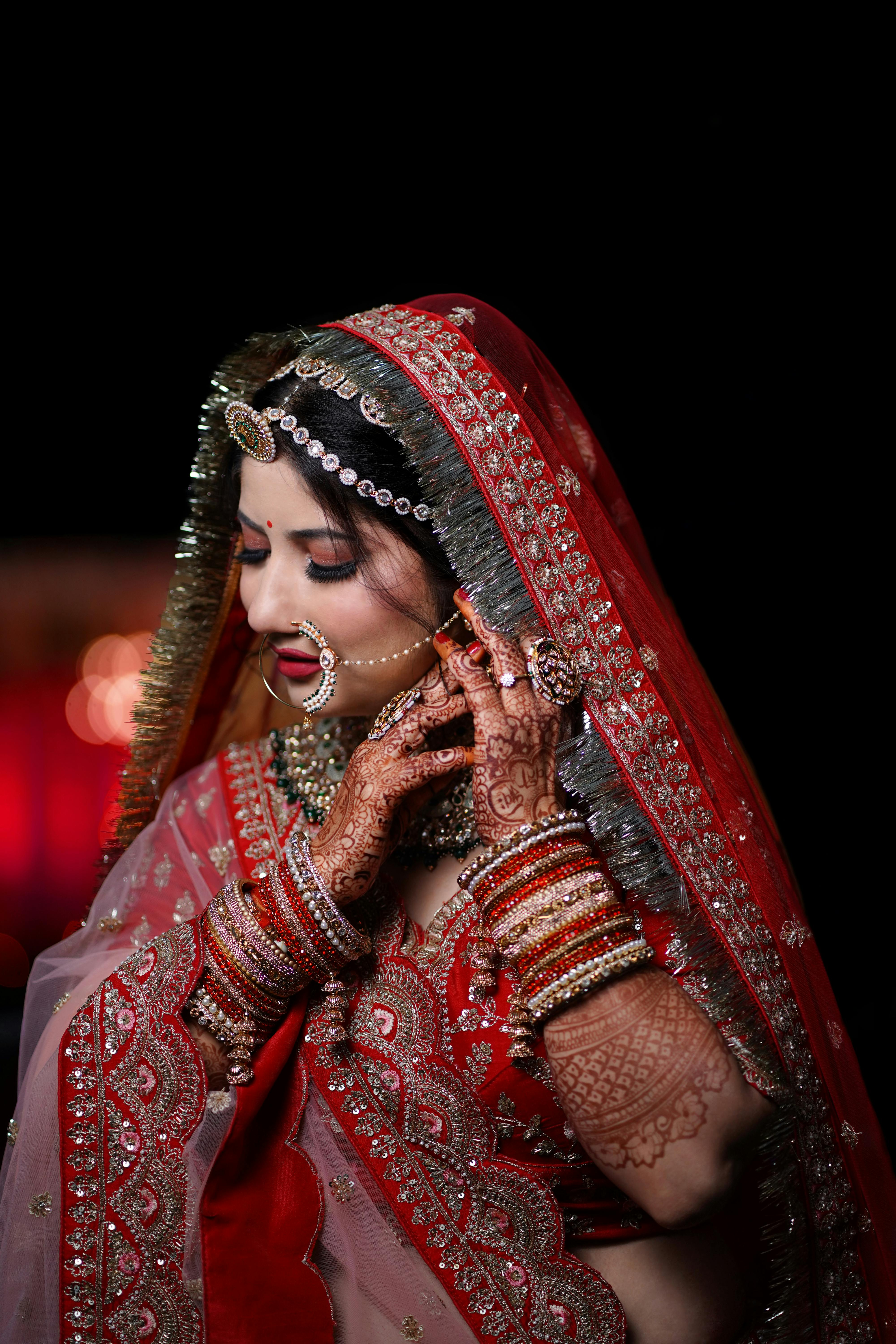 free photo of photo of an indian bride in traditional clothing