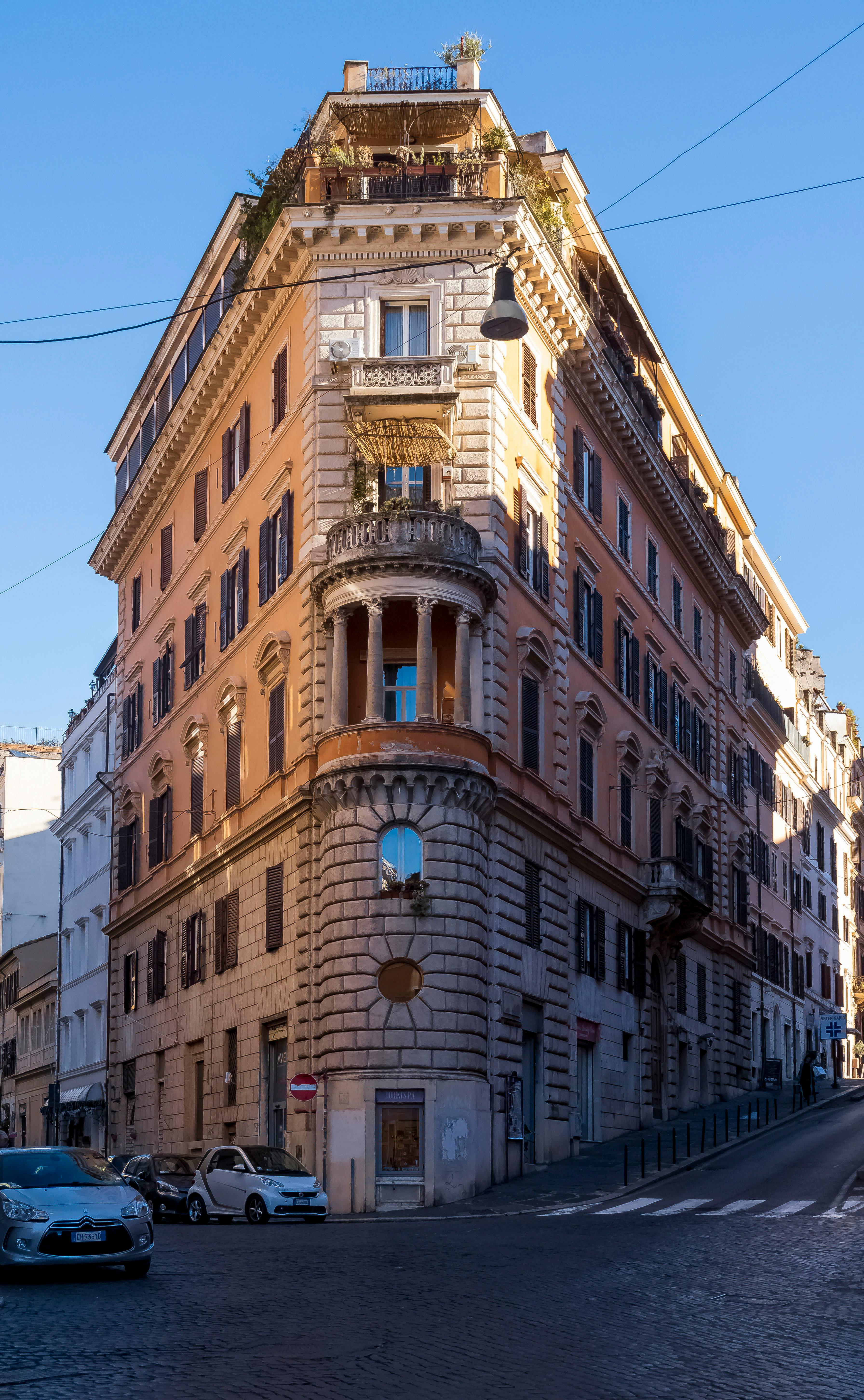 Free Iconic corner building in a European city street, showcasing classical architecture and urban charm. Stock Photo