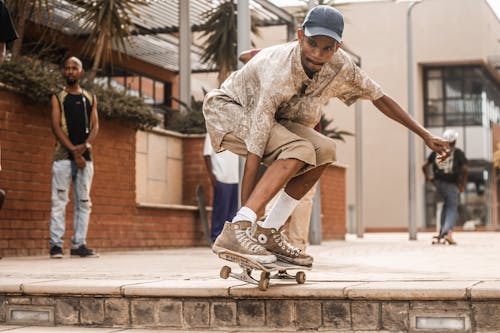 Základová fotografie zdarma na téma černoch, dlažba, jízda na skateboardu
