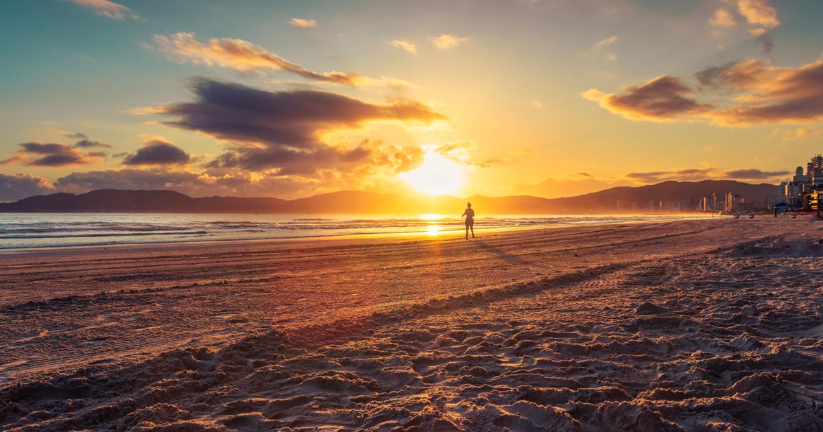 Capture a beleza serena de um nascer do sol na praia de Itapema, Brasil. Perfeito para cenários tranquilos.