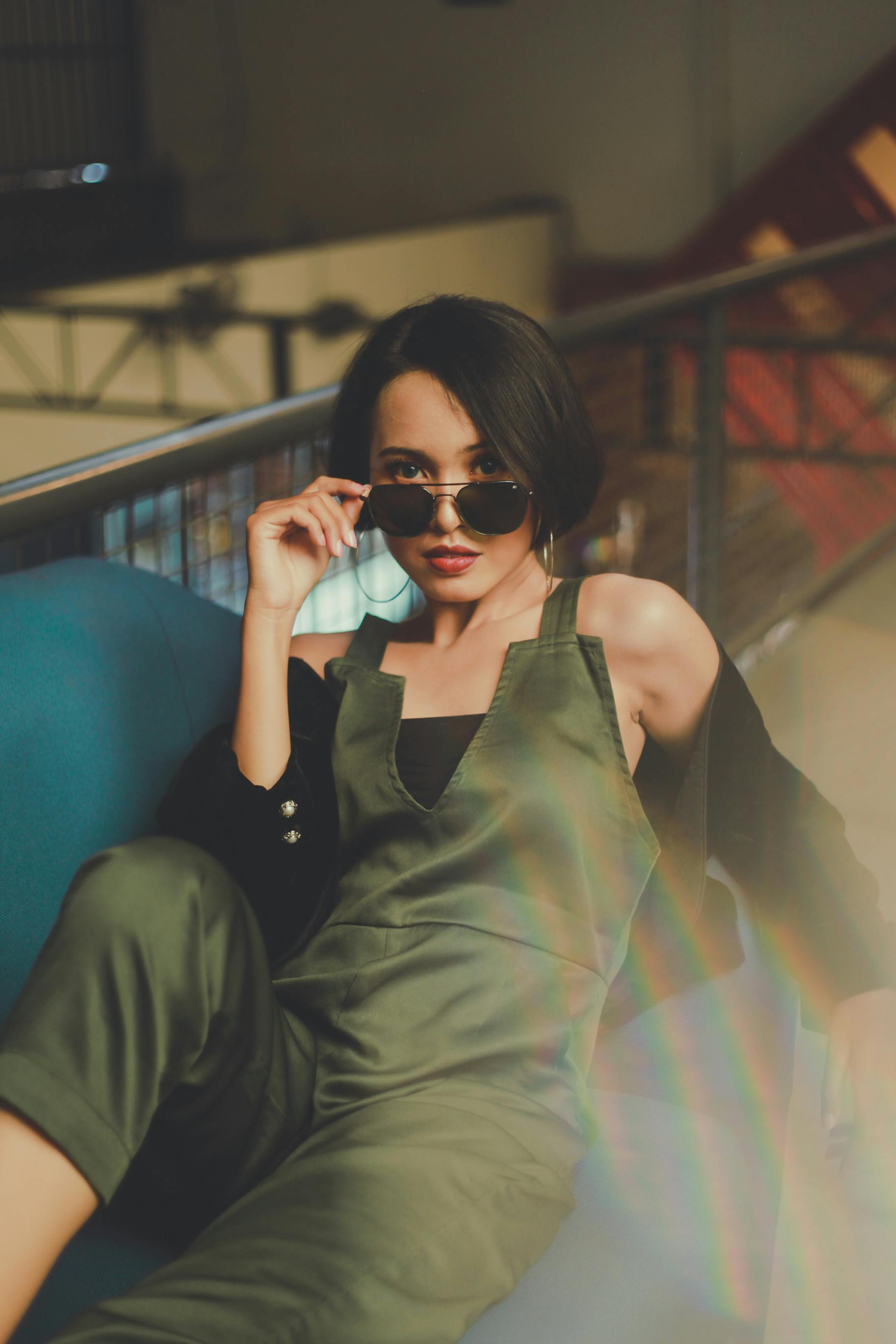 Gratis lagerfoto af #indendørs, afslappet holdning, afslappet tøj Lagerfoto