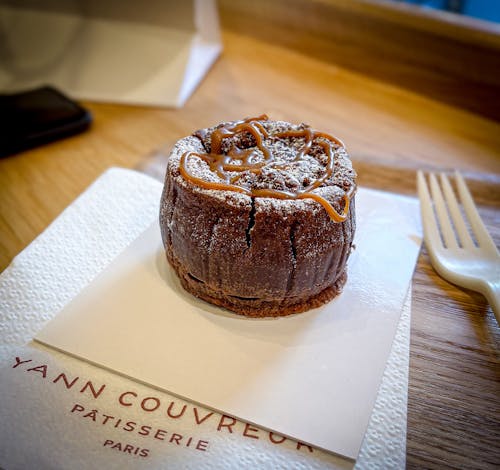 fondant chocolat mi-cuit du patissier yann couvreur à paris fin 2023 dans la boutique de la rue legendre