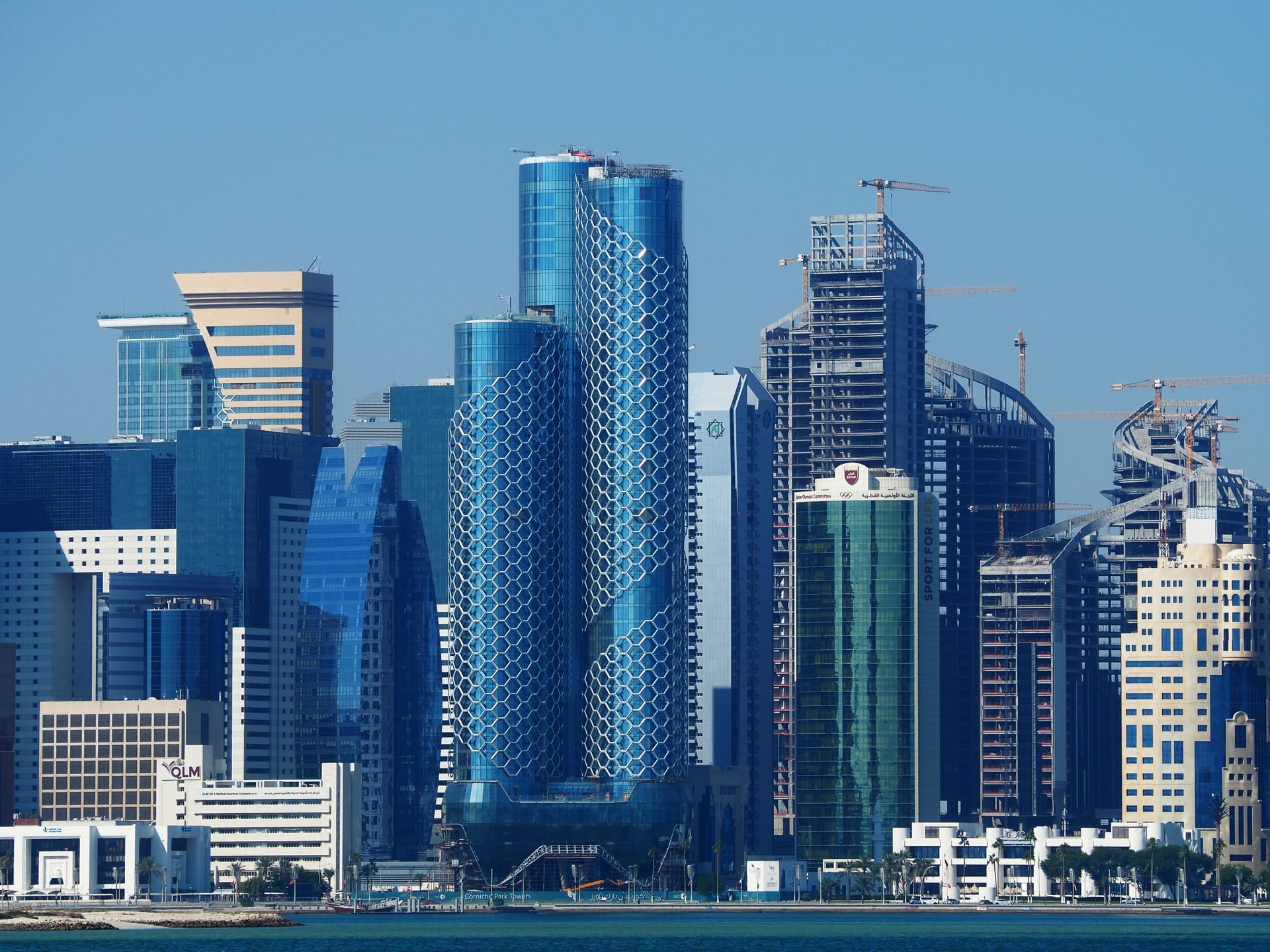 Doha'nın cam gökdelenlerle dolu modern silüeti.