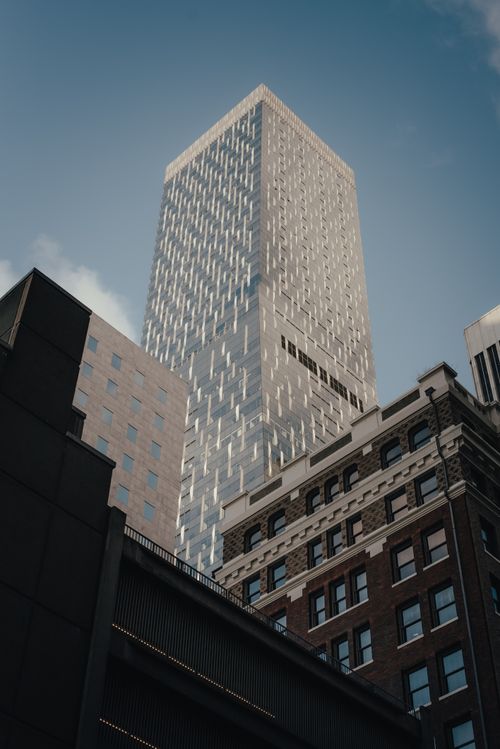 Free A stunning view of a modern skyscraper in downtown Seattle under a clear sky, showcasing contemporary architecture. Stock Photo