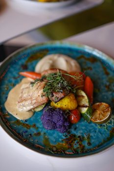 Bol de poulet et quinoa avec légumes rôtis