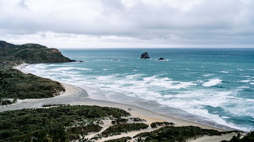Бесплатное стоковое фото с береговая линия, волны, морской берег