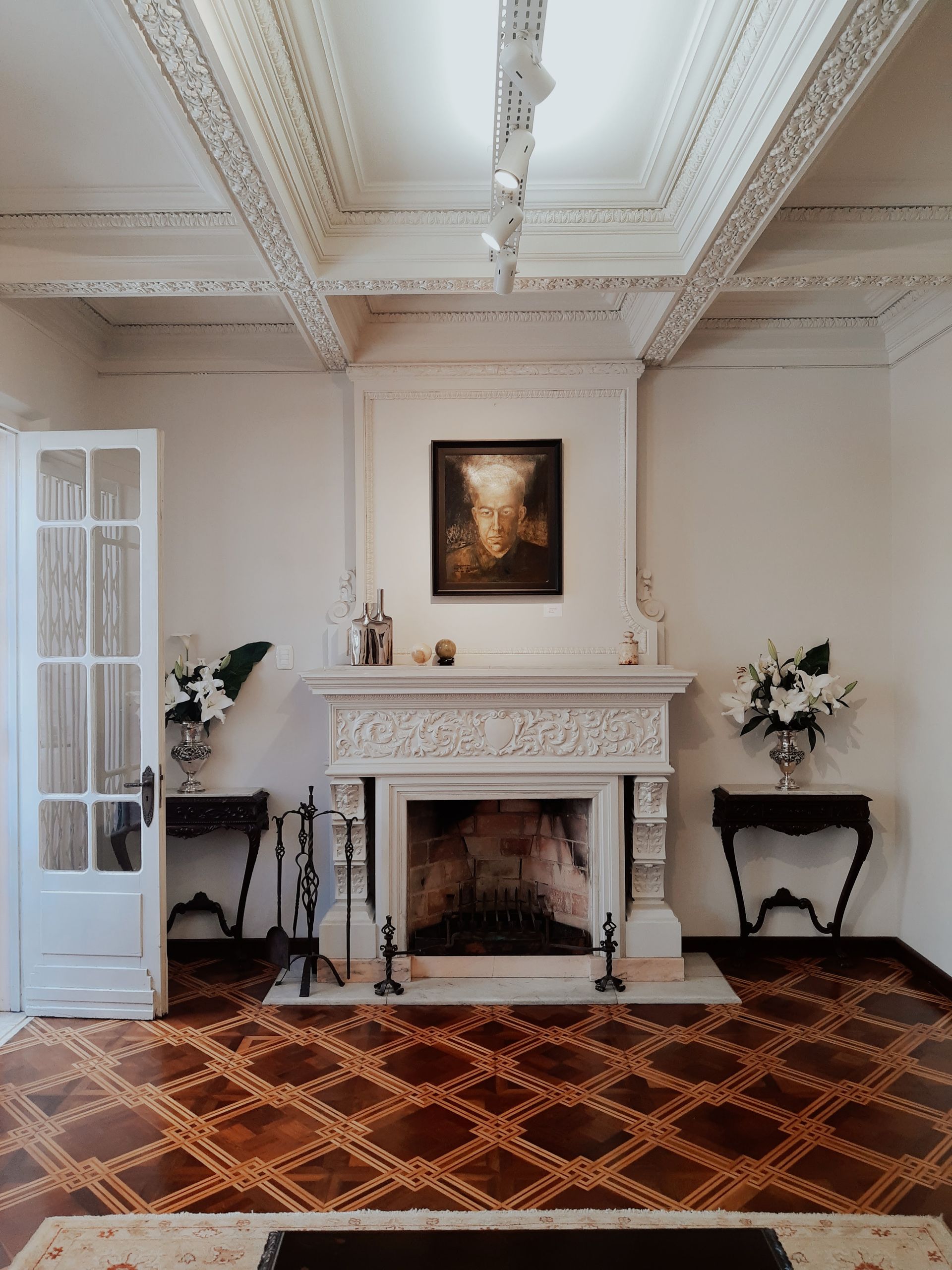 Intérieur appartement haussmannien parisien avec parquet et cheminée