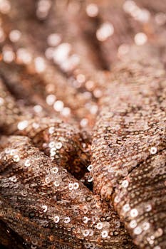 这张闪闪发光的金色亮片面料的宏观特写照片，非常适合节日和时尚主题