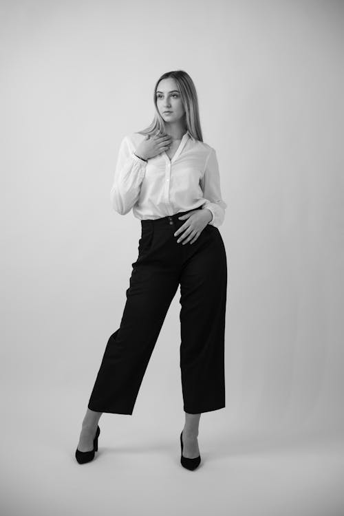 Foto profissional grátis de calças pretas, camisa branca, escala de cinza