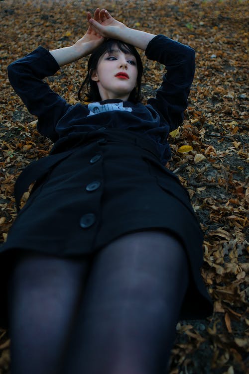 가을, 갈색 머리, 누워 있는의 무료 스톡 사진
