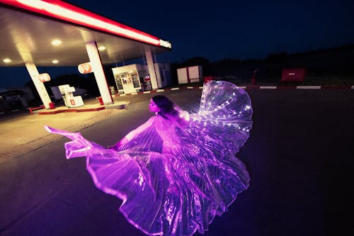 benzin istasyonu, dans etmek, dansçı içeren Ücretsiz stok fotoğraf