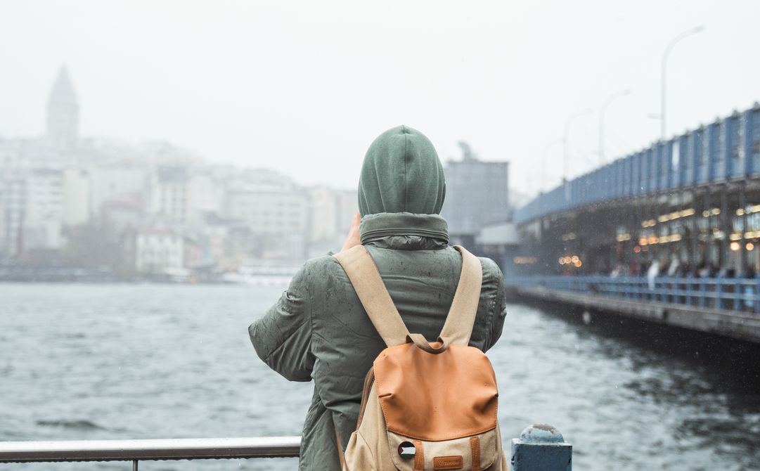 Online dating: starting a conversation on a niche platform