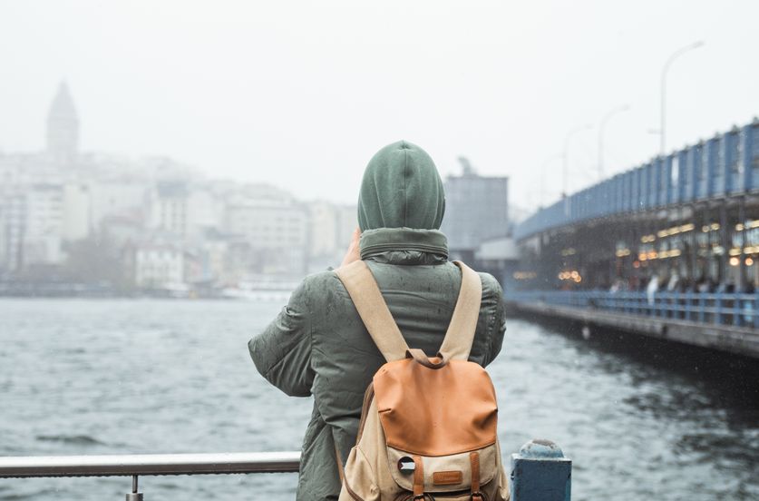 Online dating: starting a conversation on a niche platform