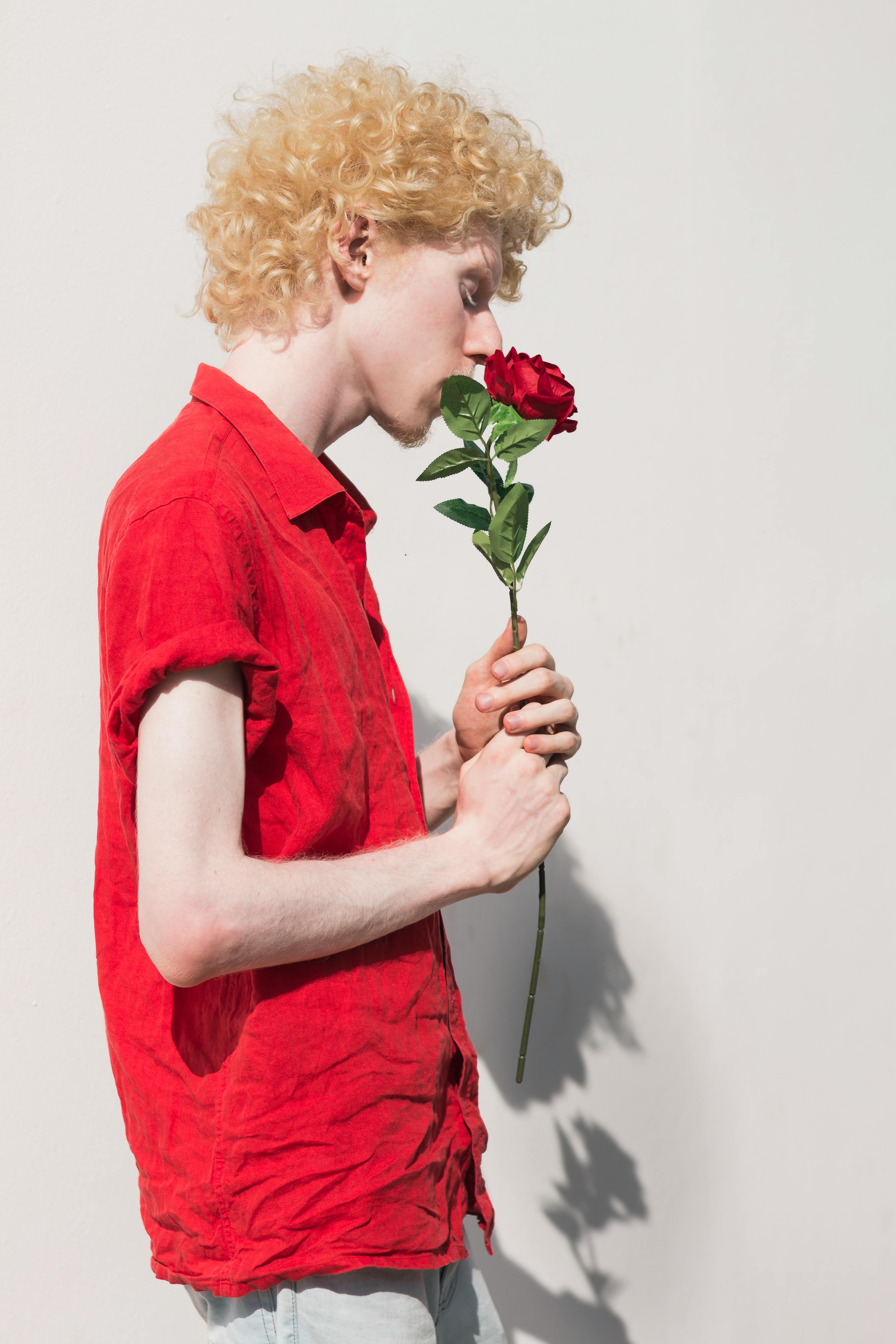 gratis Onbekende Persoon Met Rode Bloem Stockfoto