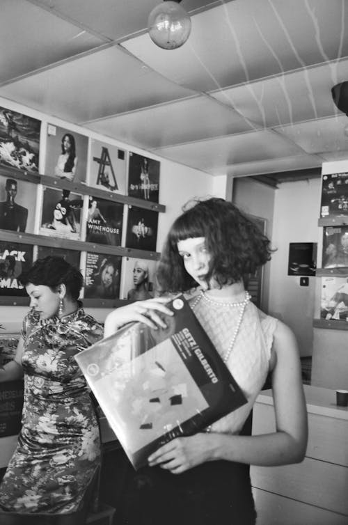 Darmowe zdjęcie z galerii z czarno-biały, kobiety, muzyka
