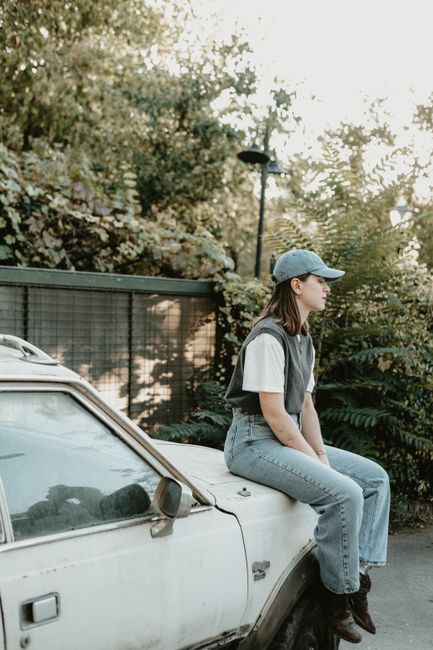 Gorra puesta, chaleco con camiseta blanca, vaqueros anchos y botas. Un día muy tranqui.
#lookdiario #lightblue #cap #vest