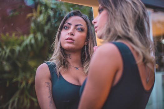 在户外拍照时，镜子里映出纹身美丽的女人