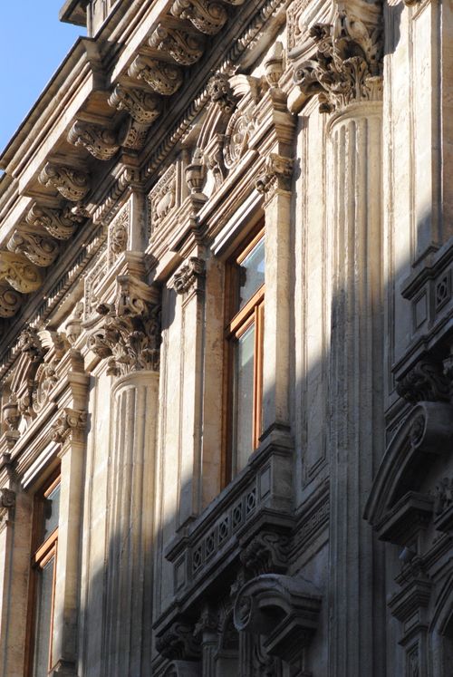 Free Detailed neoclassical architecture with ornate columns and windows in urban setting. Stock Photo