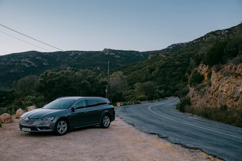 Безкоштовне стокове фото на тему «renault, автомобіль, дорога»