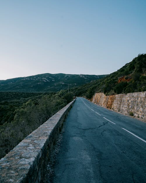 Fotos de stock gratuitas de carretera, colina, muro