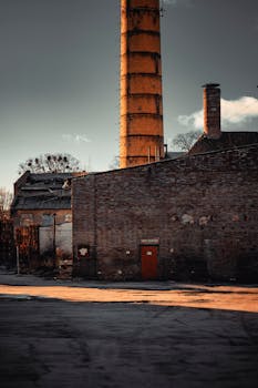 这座饱经风霜的砖厂，高耸的烟囱勾勒出工业历史的印记，构成了一幅怀旧的景色