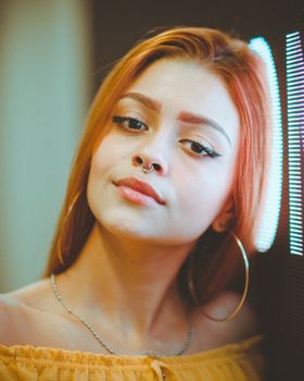 这是一幅自信女性的特写肖像，她戴着鼻环，妆容鲜明