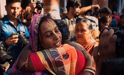 Free A heartfelt embrace between women in traditional attire amidst a Kolkata gathering. Stock Photo