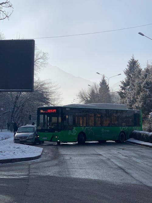 Бесплатное стоковое фото с авария, автобус, гололёд