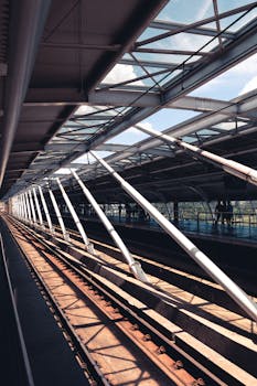 探索现代化城市火车站采用钢铁和玻璃元素的时尚设计