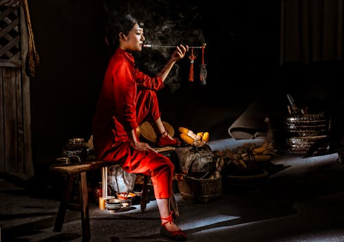 Kostnadsfri bild av asiatisk kvinna, bänk, håller