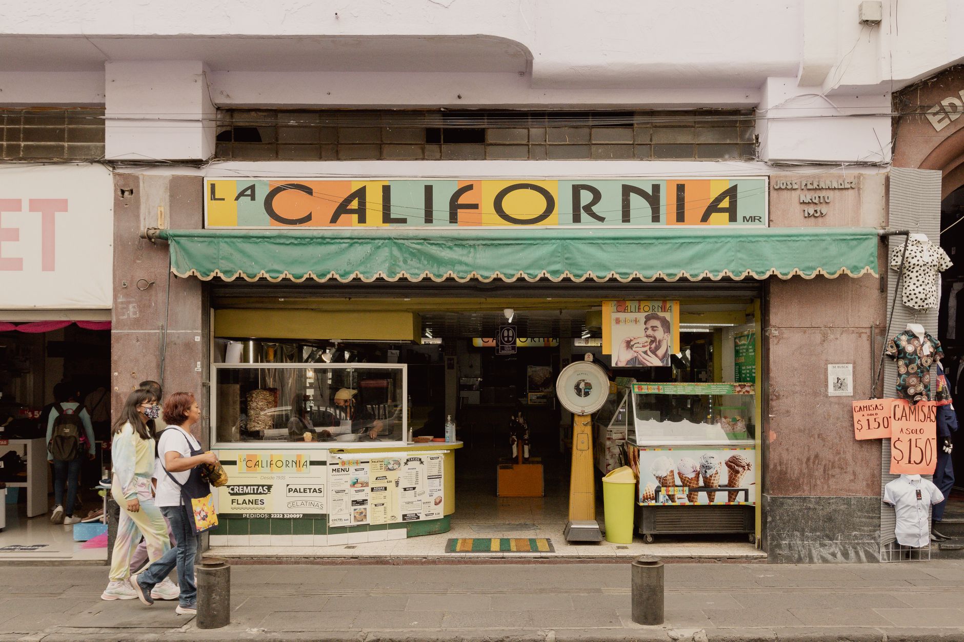 La California ice cream shop on a busy street in Heroica Puebla de Zaragoza, Mexico.
