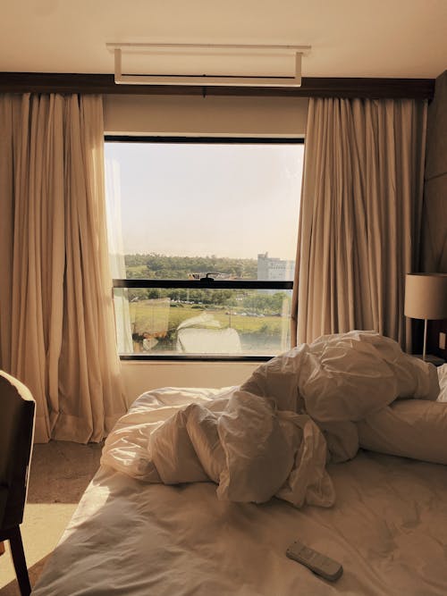 Darmowe zdjęcie z galerii z hotel, łóżko, okna