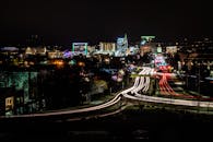 令人惊叹的夜间城市景观中，充满活力的光路与明亮的摩天大楼交相辉映